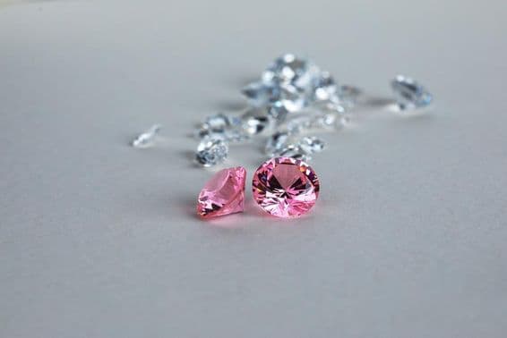 Красочный выращенный в лаборатории круглый алмаз.