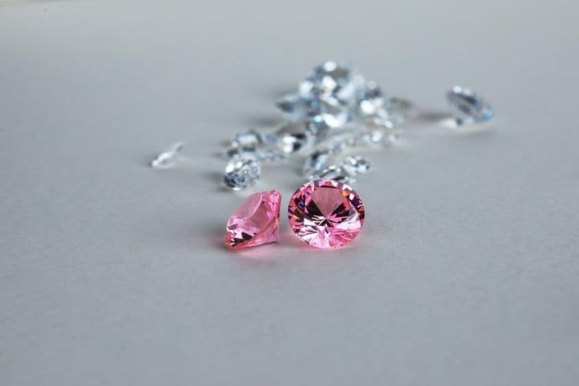 Красочный выращенный в лаборатории круглый алмаз.