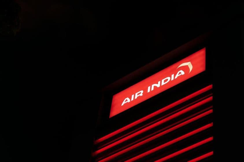 Изображение логотипа Air India на черном фоне.