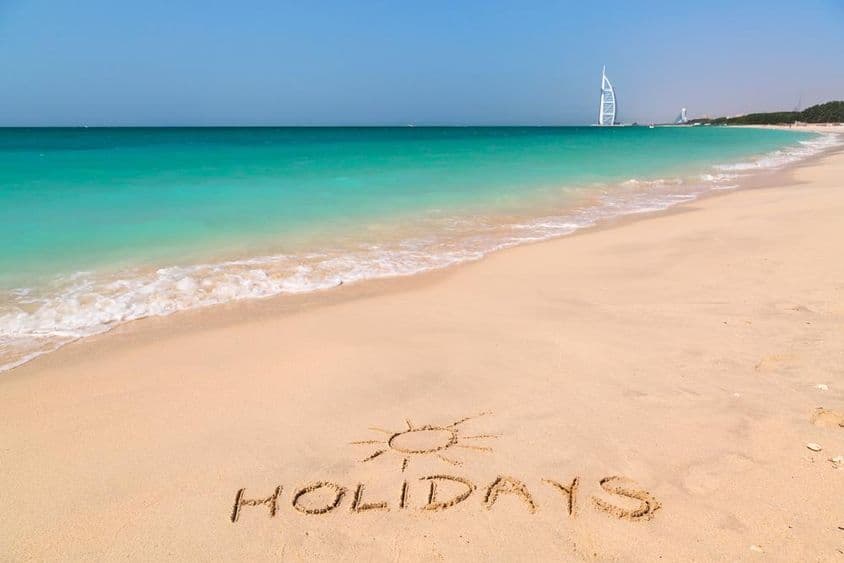 Надпись отдыха на пляже с бирюзовой водой.