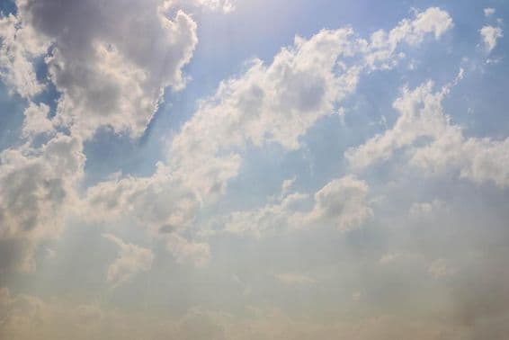 Живописное облачное небо с красивыми облаками и облачным пейзажем в Дубае.