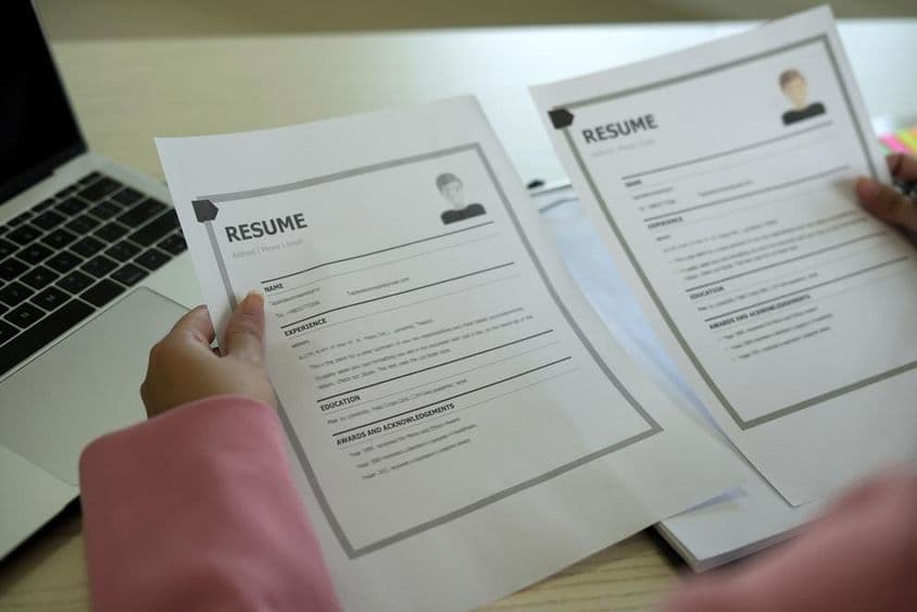 Молодая азиатская женщина-менеджер по персоналу читает резюме.