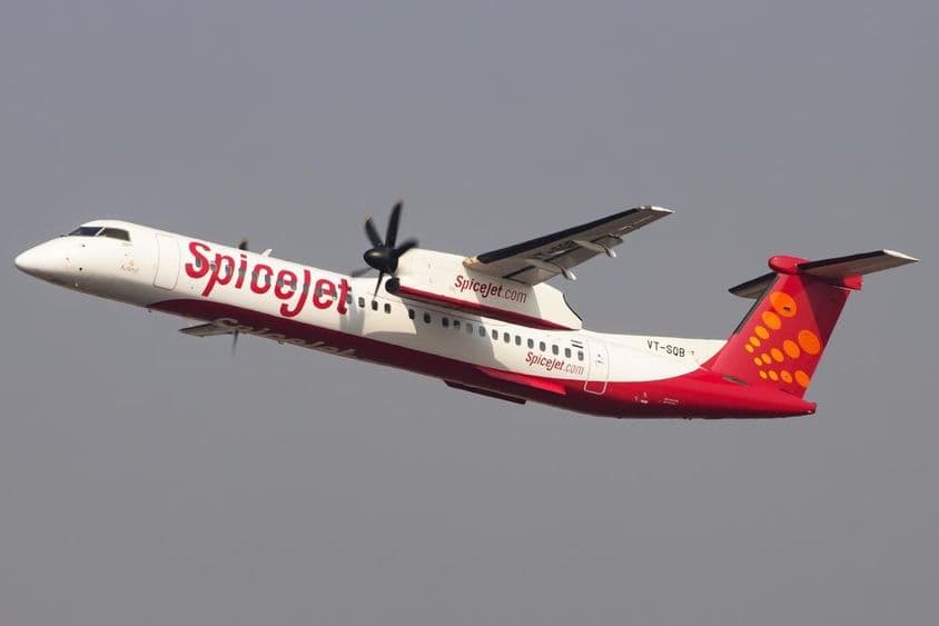 Самолет Bombardier Q400 Dash 8 авиакомпании SpiceJet взлетает из аэропорта Мумбаи.