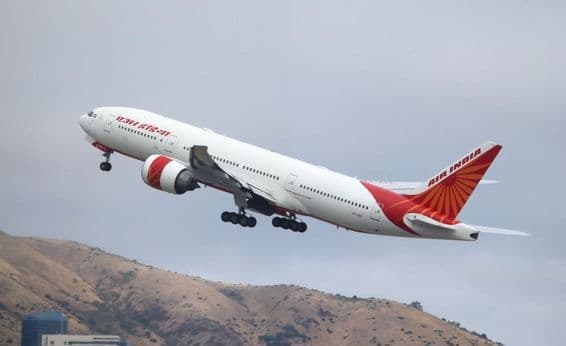 Самолет Air India Boeing 777-200LR.