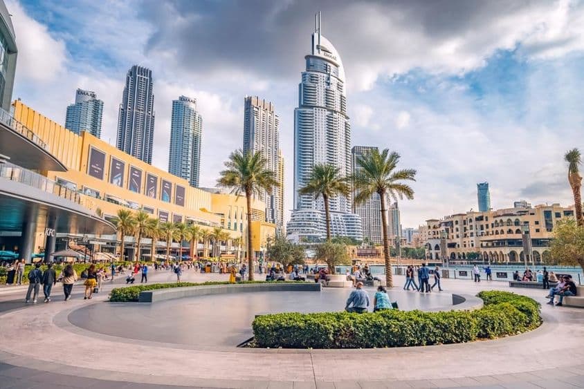 Толпа туристов, идущая у входа в Dubai Mall.