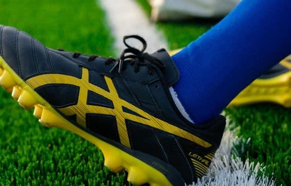 Дубайский стадион и футбольный бутс