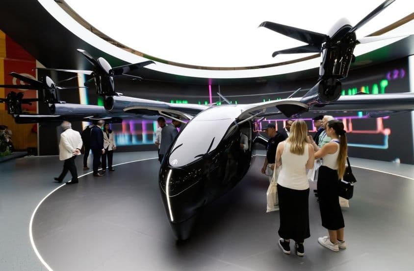 Электрическое такси eVTOL Midnight от Archer Aviation на выставке.