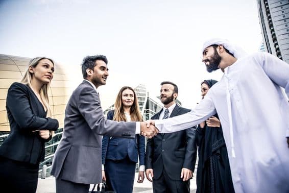 Арабские и западные бизнесмены обсуждают работу.
