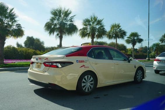 Такси Дубая на городской улице.