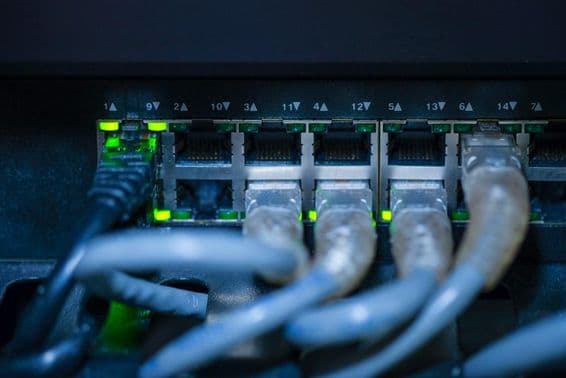 Гигабитный коммутатор и сетевой кабель.