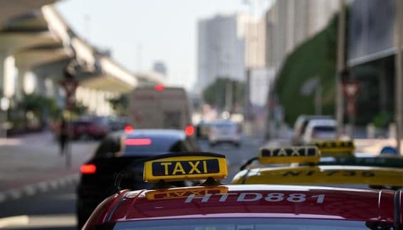 Свет дубайского такси на улицах города.