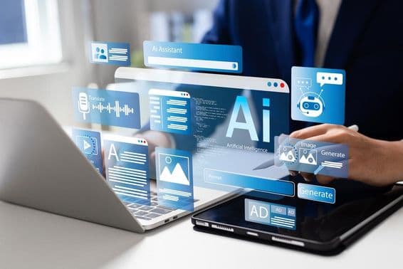 Человек использует ноутбук для доступа к инструментам ИИ.