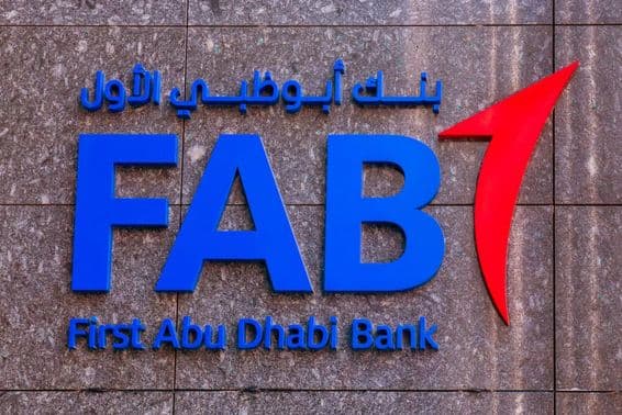 Логотип First Abu Dhabi Bank (FAB) на стене отделения банка.