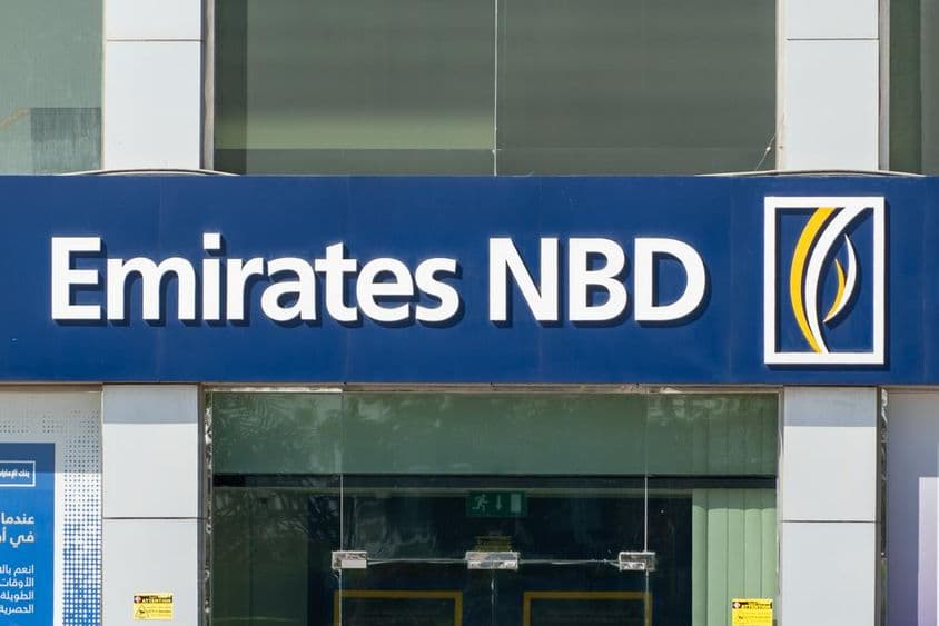 Вывеска банка Emirates NBD Bank PJSC над входом.