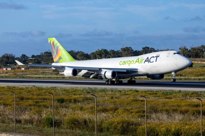 Самолет ACT Airlines Boeing 747-428ERF (REG: LZ-CJB) прибывает рано утром.