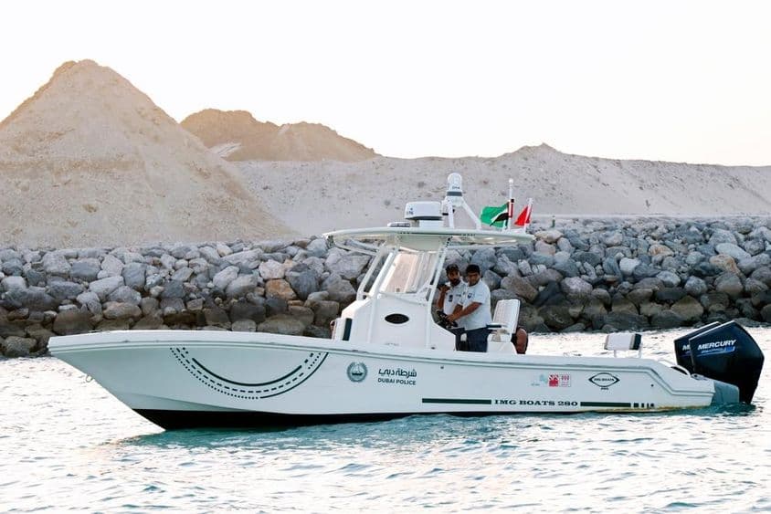 Полицейские на моторной лодке вдоль береговой линии Дубая.