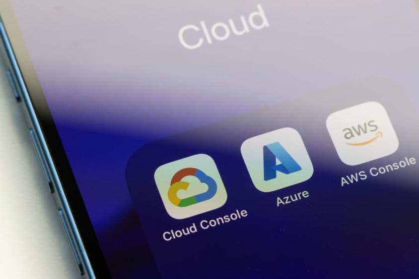 Крупный план иконок приложений трёх ведущих облачных провайдеров на iPhone.