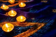 Диали освещение на синем сари с золотой вышивкой.
