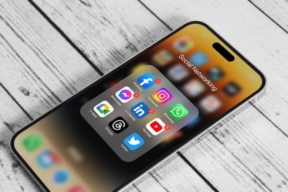 Логотипы иконок приложений соцсетей на Apple iPhone 14 Pro Max.