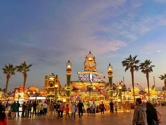 Улица Глобал Вилладж в Дубае.