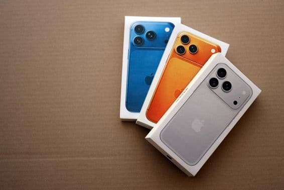 Коробка Apple iPhone 17 Pro Max в серебристом цвете и другие коробки моделей iPhone.