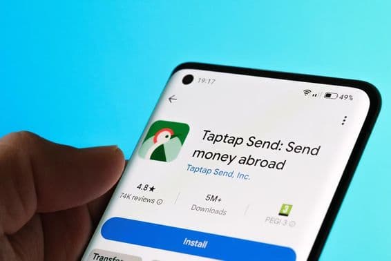 Приложение Taptap Send на смартфоне.