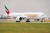 Эмирейтс Boeing 777-31H (ER) REG: A6-ENE в аэропорту Вацлава Гавела в Праге.