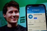 Логотип Telegram с видимым на фоне генеральным директором Павлом Дуровым.