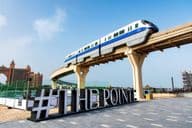 Поезд едет над The Pointe - местом для обеда и развлечений у воды.