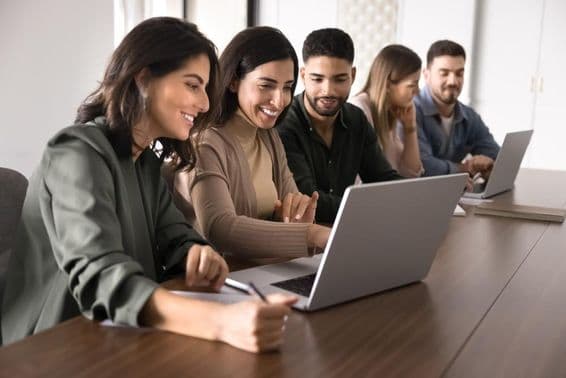 Коллеги анализируют стартап онлайн.