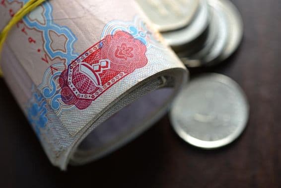 Банкнота номиналом сто дирхамов из Объединенных Арабских Эмиратов.