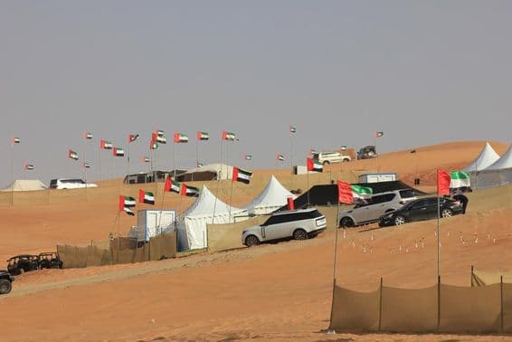 Внедорожники и дикий кемпинг на огромных песчаных дюнах.