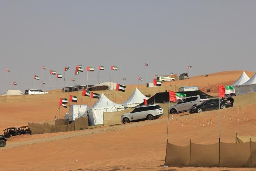 Внедорожники и дикий кемпинг на огромных песчаных дюнах.