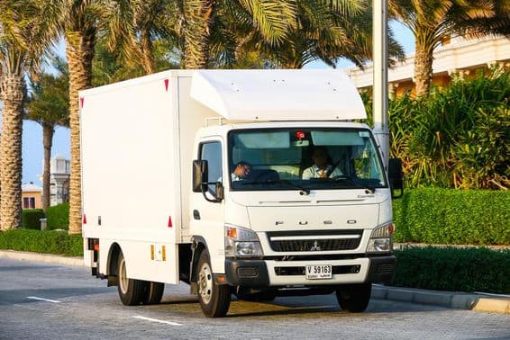 Грузовой фургон Mitsubishi Fuso Canter в Дубае.