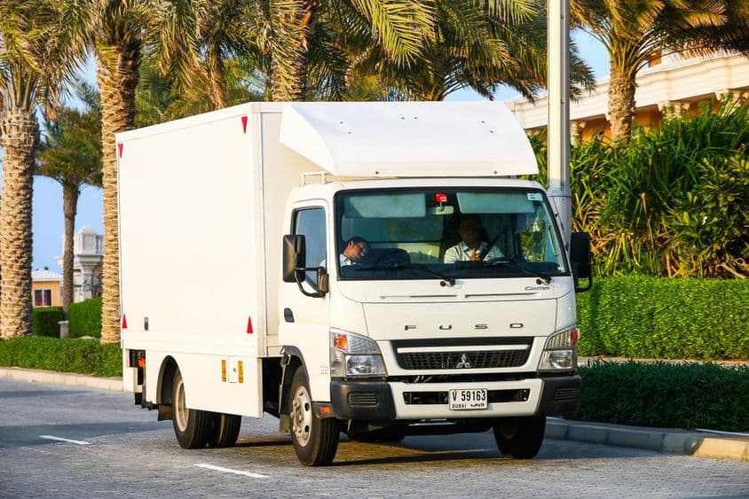 Грузовой фургон Mitsubishi Fuso Canter в Дубае.