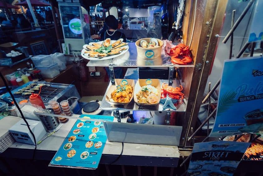 Традиционная тайская кухня на плавучем ресторане со стритфудом в Global Village, Дубай.