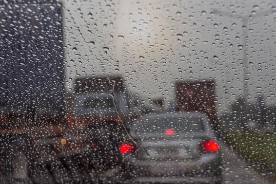 Дождь в Дубае, видимый через окно.