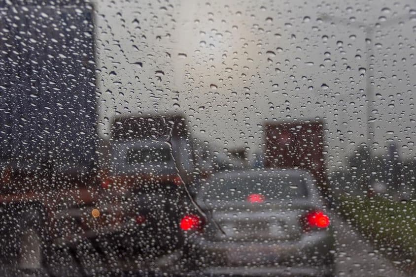 Дождь в Дубае, видимый через окно.