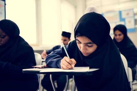 Мусульманские дети учатся в классе.