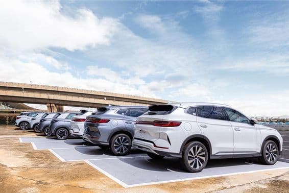 Современные автомобили в парковке дилера.