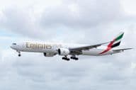 Самолет Emirates Boeing 777-31HER рядом с международным аэропортом Майами.