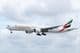 Самолет Emirates Boeing 777-31HER рядом с международным аэропортом Майами.