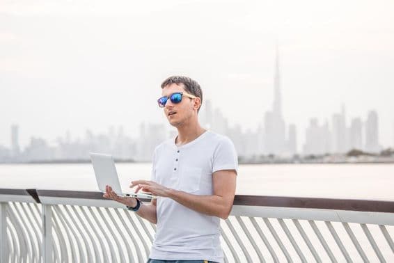 Счастливый фриланс-программист.