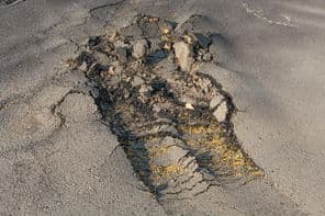 Асфальтовое покрытие дороги было снято из-за некачественного исполнения.