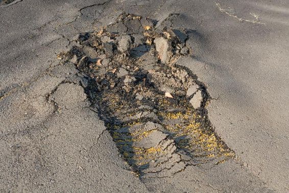 Асфальтовое покрытие дороги было снято из-за некачественного исполнения.