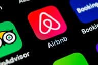 Иконка приложения Airbnb на экране Apple iPhone X.