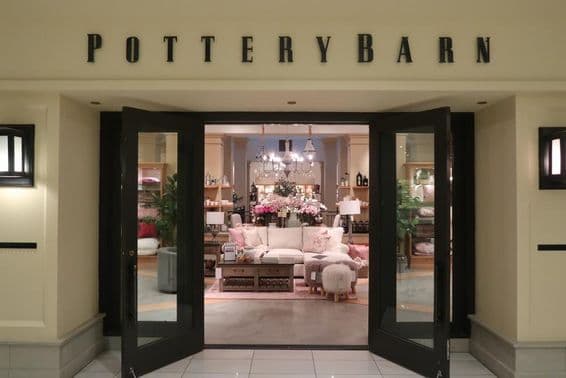 Pottery Barn в торговом центре Shops at Riverside, престижном молле.