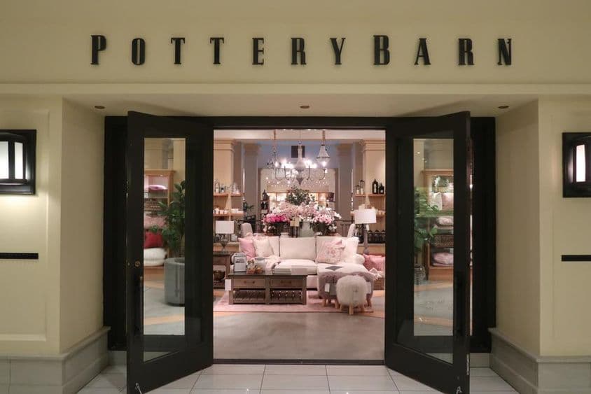 Pottery Barn в торговом центре Shops at Riverside, престижном молле.