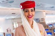 Улыбающаяся стюардесса авиакомпании Emirates.
