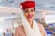 Улыбающаяся стюардесса авиакомпании Emirates.